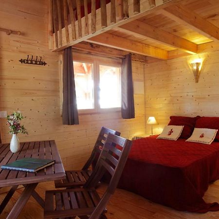Les Cabanes Des Benauges Arbis 外观 照片