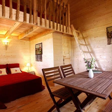 Les Cabanes Des Benauges Arbis 外观 照片