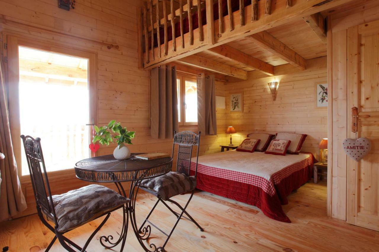 Les Cabanes Des Benauges Arbis 外观 照片