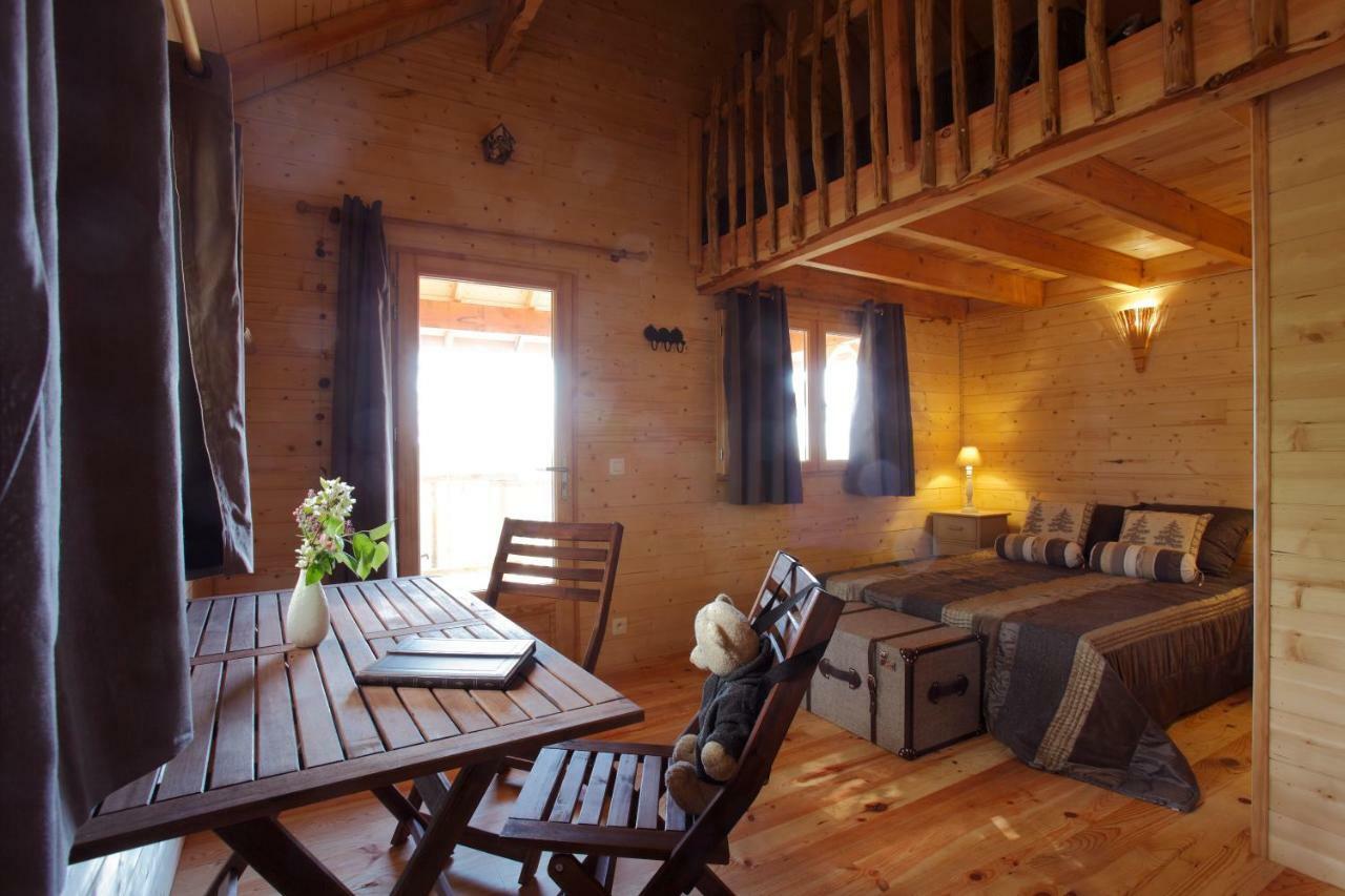 Les Cabanes Des Benauges Arbis 外观 照片